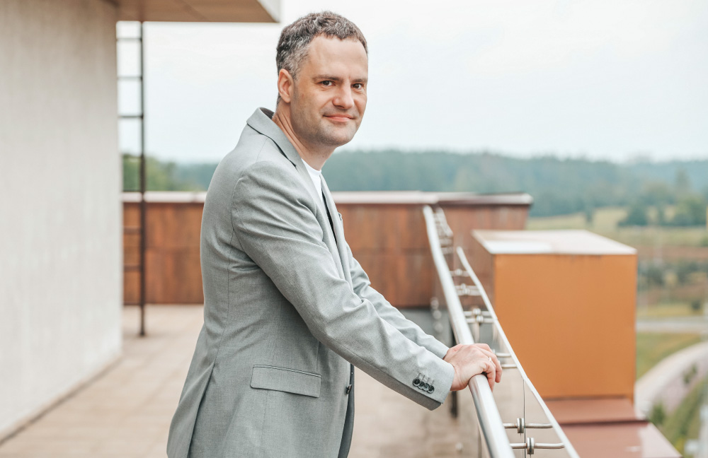 Vasarą sukčiai vilioja ieškančius greito uždarbio ir paskolų: kaip apsaugoti savo pinigus?